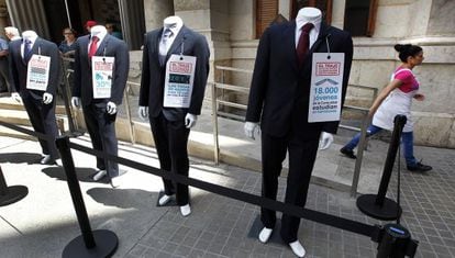 Los socialistas realizaron en la calle una parodia de los trajes de Camps.