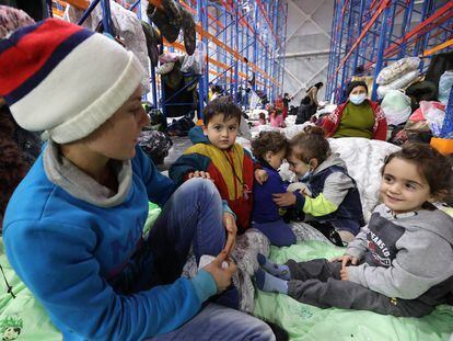 Decenas de migrantes acogidos este miércoles en el Centro de Transporte y Logística de Bruzgi, localidad bielorrusa junto a la frontera con Polonia.