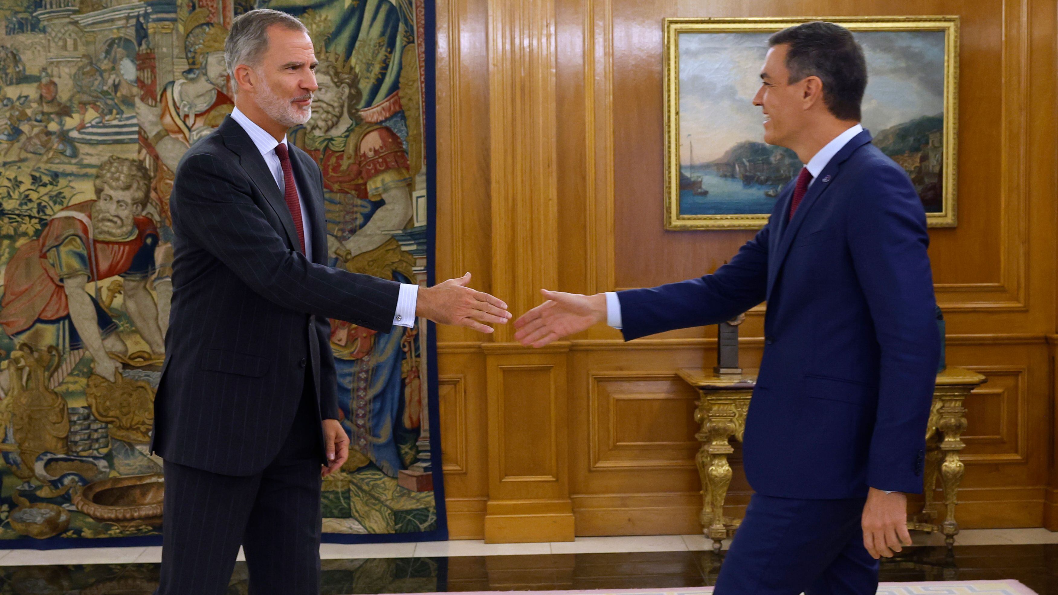 Felipe VI estrecha la mano al presidente del Gobierno en funciones, Pedro Sánchez, antes de su encuentro este martes en La Zarzuela.