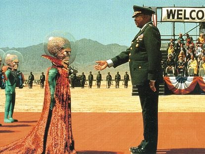 Uniforme militar y mano tendida a un hombrecillo verde: la combinación ideal para no contarlo. (La imagen, claro, es del clásico 'Mars Attacks', de Tim Burton).