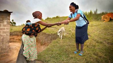 Una trabajadora sanitaria rural saluda a una campesina en la región de El Cabo, en Sudáfrica