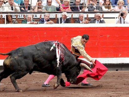 Paco Ureña somete por bajo al tercer toro de la tarde.