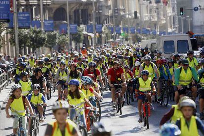 Ciclistas por la Gran Vía de Madrid en el Día Sin Coches.