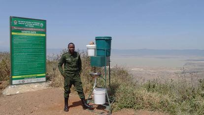 Sistema de lavamanos e higienización frente a la Covid-9 instalado a la entrada de todos los parques tanzanos, en este caso, en el del cráter del Ngorongoro.