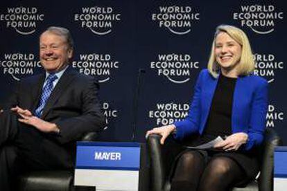 El consejero delegado de Cisco Systems, John Chambers (i), y la consejera delegada de Yahoo, Marissa Mayer, participan en el Foro Económico Mundial celebrado en Davos (Suiza) hoy.