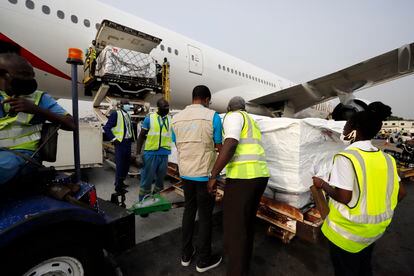 Llegada de vacunas del mecanismo Covax al aeropuerto de Accra, en Ghana.