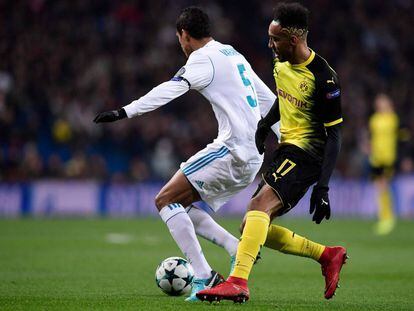 Varane en un duelo con Aubameyang durante el partido contra el Borussia.