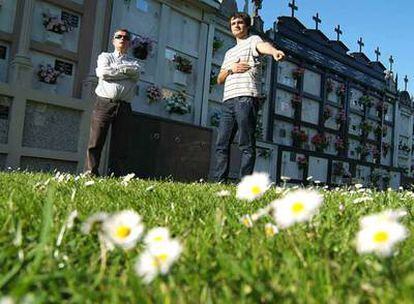 El cura Alfonso Blanco (derecha) junto a Santiago Fernández, sobre la fosa.