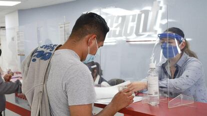 Un joven realiza un trámite en una oficina del Fonacot.