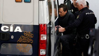 Emilio Lozoya abandona la Audiencia Nacional en un furgón de la policía. 