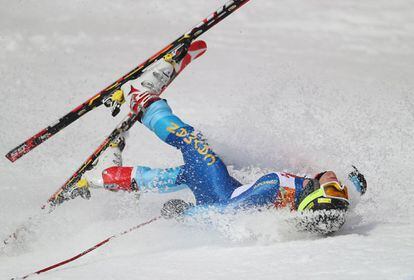 Dow Travers, de las Islas Caimán, se cae durante el slalom gigante masculino de esquí alpino.