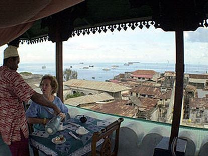 Vista de la ciudad y la bahía, desde un restaurante de Zanzíbar.