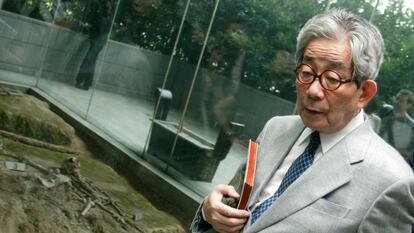 El escritor Kenzaburo Oé, en 2006, durante una visita al Memorial de la Masacre de Nanjing, causada por las tropas japonesas en la provincia china de Jiangsu en 1937.
