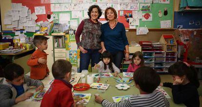 Paz, a la izquierda, y Marian, con sus alumnas del Colegio Público Nuestra Señora de la Paloma de Madrid.