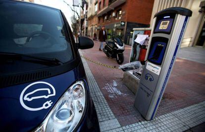 Vehículo eléctrico cargando en Santa Engracia.