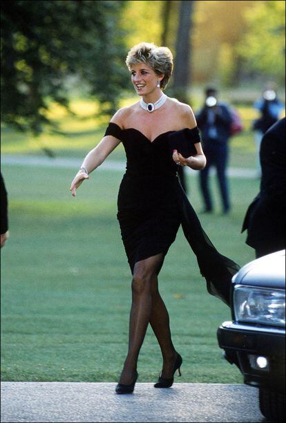 Diana de Gales llegando con su emblemático vestido a la Serpentine Gallery en 1994.