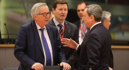 Jean-Claude Juncker, presidente de la Comisión Europea, izquierda, habla con Mario Draghi, presidente del Banco Central Europeo, derecha, en presencia de Martin Selmayr, secretario de la Comisión Europea, en la sede de la Unión Europea del 23 de marzo pasado.