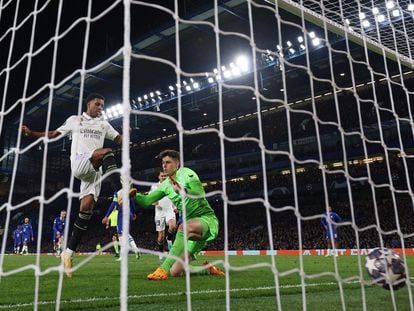 Rodrygo marca el segundo gol del partido ante Kepa, portero del Chelsea.