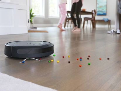 Una aspiradora Roomba recoge golosinas.