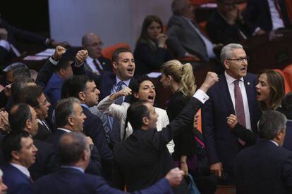 Diputados turcos gritan consignas durante la votaci&oacute;n sobre la inmunidad parlamentaria a los diputados investigados en la Asamblea Nacional de Ankara, Turqu&iacute;a, hoy, 20 de mayo de 2016. 