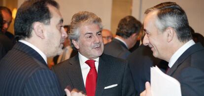 Jorge Rivera, director de Cinco Días; Enrique García Candelas, director general de Banca Comercial del Banco Santander, y Carlos Ocaña, secretario de Estado de Hacienda