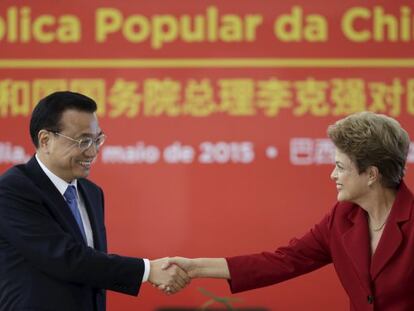 El primer ministro chino Li Keqiang saluda a la presidenta brasile&ntilde;a Dilma Rousseff en Brasilia, el 19 de mayo pasado.