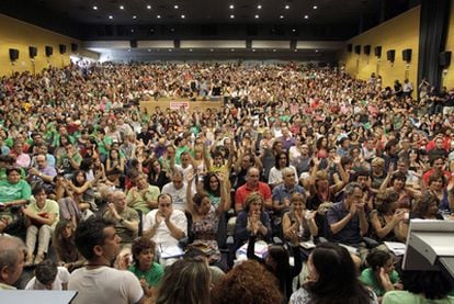 Los profesores de Madrid, ayer durante la asamblea celebrada en la sede de CC OO en la capital.