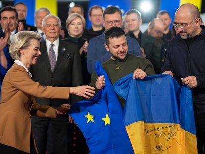 La presidenta de la Comisión Europea, Ursula von der Leyen, junto al presidente de Ucrania, Volodímir Zelenski, y su primer ministro, Denis Shmihal, en una reunión el 2 de febrero de 2023 en Kiev.
