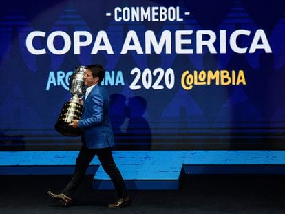 El exfutbolista Juninho Paulista carga el trofeo de la Copa América durante la presentación de la edición 2020, cancelada por la pandemia.