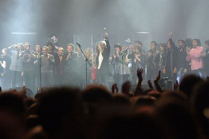 Todos los artistas que participaron en el concierto de homenaje a Antonio Vega se reunieron al final en el escenario.