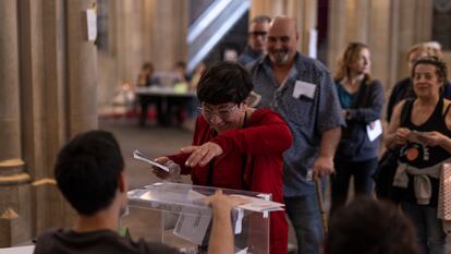 Una mujer votaba este domingo en el colegio electoral de la Universitat de Barcelona.