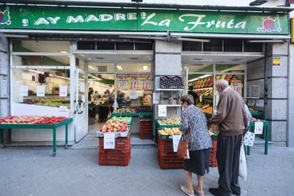 Ahora la crisis económica está tumbando todo tipo de comercios en Madrid pero siguen apareciendo nuevas fruterías en locales que quedan vacíos. Muchas las regentan inmigrantes que buscan la fortuna de los grandes. Abren, cierran, abren, cierran. En la imagen, local de la cadena Ay Madre La Fruta, en la calle de Galileo de Madrid.