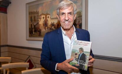 José Moro, con su libro en Sevilla.