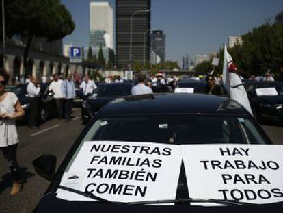 Fomento da una moratoria de cuatro años a los VTC para que sigan operando en trayectos urbanos pero los Ayuntamientos podrán vetarlos