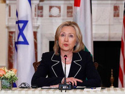 Netanyahu y Abbas siguen la intervención de Hillary Clinton.