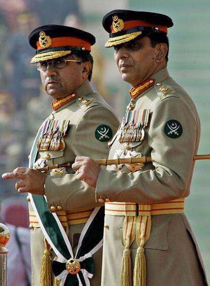 Pervez Musharraf, a la izquierda, junto al general Ashfaq Pervez Kiyani, que asumirá el cargo de jefe de las Fuerzas Armadas.
