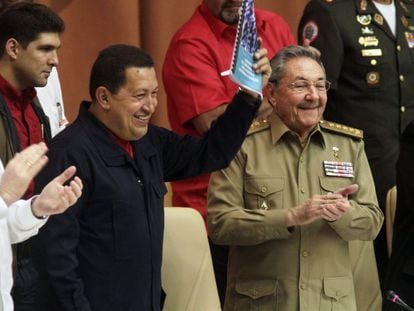 El presidente de Venezuela Hugo Chávez (izquierda), y el presidente de Cuba, Raúl Castro, en 2010 en La Habana.