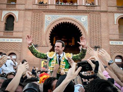 Antonio Ferrera, a hombros en Las Ventas, el pasado 1 de junio.