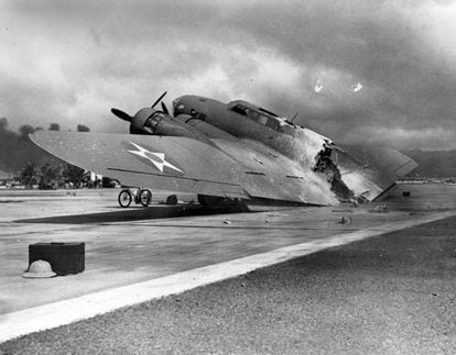 Un bombardero B-17C del cuerpo aéreo estadounidense fotografiado en Hickam, tras la incursión japonesa en Pearl Harbor (Hawái), el 7 de diciembre de 1941. Este avión, pilotado por el capitán Raymond T. Swenson, llegó desde California durante el ataque. Fue golpeado tras el aterrizaje.