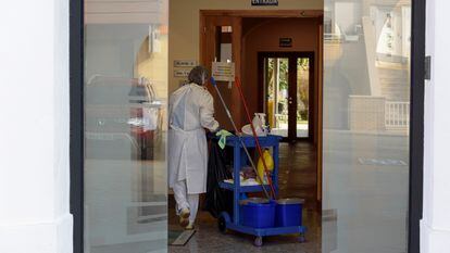 Un trabajador de limpieza en una residencia de Lleida, en una imagen tomada esta semana.