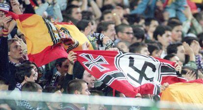 Aficionados con banderas franquistas y nazis con la esvástica.