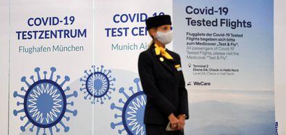 Una empleada de Lufthansa, en el 'stand' que ofrece pruebas rápidas para detectar la covid-19 en el aeropuerto de Múnich.