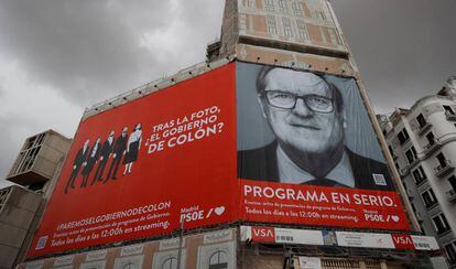 El cartel electoral gigante del candidato del PSOE a la Presidencia de la Comunidad de Madrid, Ángel Gabilondo en un edificio de la plaza de Callao, Madrid.