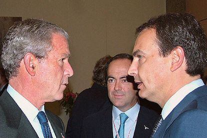 Bush y Zapatero dialogan, con Bono entre ellos, durante su breve encuentro en Estambul en junio de 2004.