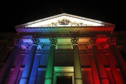 Fachada del Congreso de los Diputados iluminada con los colores de la bandera LGTBIQ.