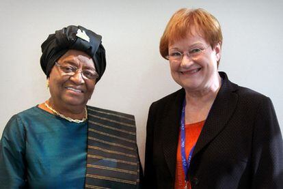 Ellen Johnson-Sirleaf, presidenta de Liberia, (izquierda) y Tarja Halonen, presidenta de Finlandia, ayer en Valencia.