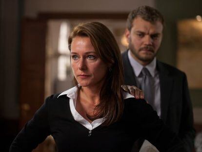 La primera ministra Birgitte Nyborg (Sidse Babett Knudsen) y su asesor Kasper Juul (Pilou Asb&aelig;k), en la serie &#039;Borgen&#039;.