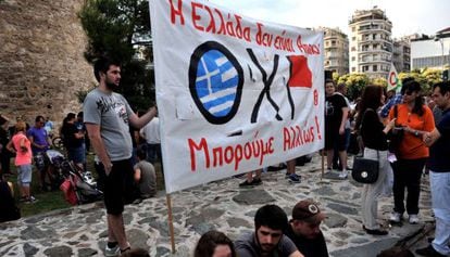 Un grupo de partidarios del "No" en el próximo referéndum de Grecia sostienen una pancarta que reza "No, se puede de otra forma" en la ciudad de Salónica