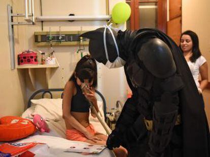 Desde hace cuatro años, este superhéroe anónimo se disfraza cada viernes para ir al hospital de niños de la ciudad argentina.