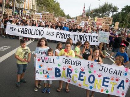 Multitudinaria manifestaci&oacute;n ayer en la Barceloneta contra la sobreexplotaci&oacute;n tur&iacute;stica en el barrio.